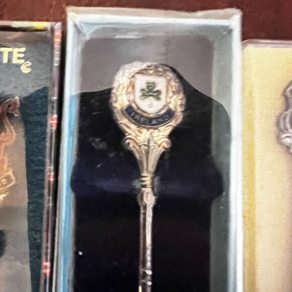 Set Of 7 Collectible Silver Plated Souvenir Spoons With Various Designs - Picture 6 of 9